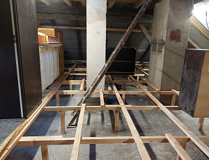 Zateplení stropu rodinného domu pomocí foukané izolace